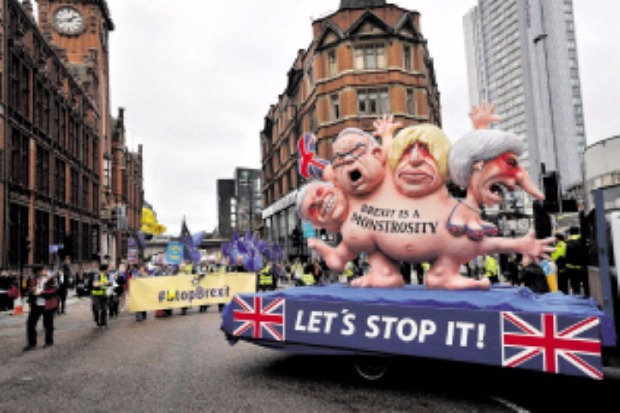 Esculturas da primeira-ministra britnica, Theresa May, e de seus ministros pedem fim do 