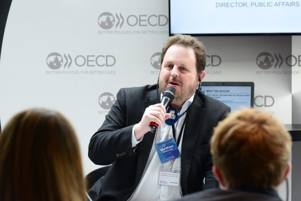 Autor de "Post-Truth", jornalista britnico Matthew d'Ancona participa de evento da OCDE em Paris