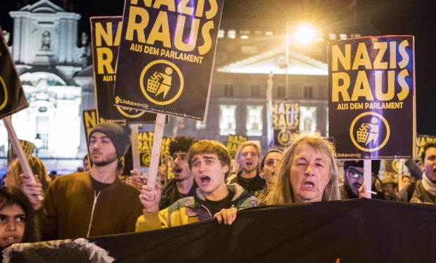 Manifestantes protestam contra o partido de extrema direita FP em Viena, na ustria, na sexta-feira (13)