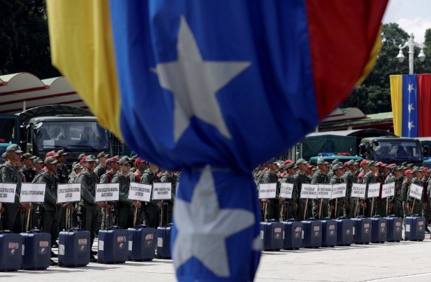 Militares fazem cerimnia antes de distriburem material para a realizao das eleies na Venezuela
