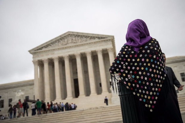 Mulher usando o hijab protesta em frente  Suprema Corte, que avalia decreto anti-imigrao de Trump