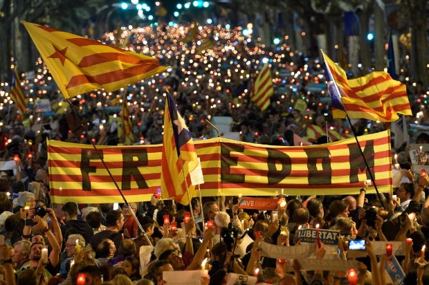 Separatistas catales protestam contra priso de lderes pr-independncia em Barcelona nesta tera