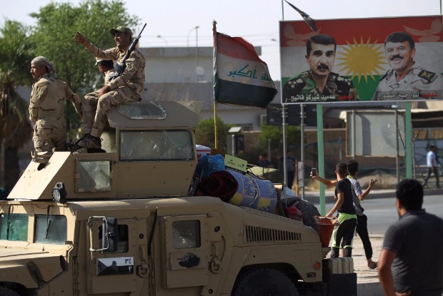 Foras iraquianas patrulham rua de Kirkuk durante operao contra soldados curdos nesta segunda (16)