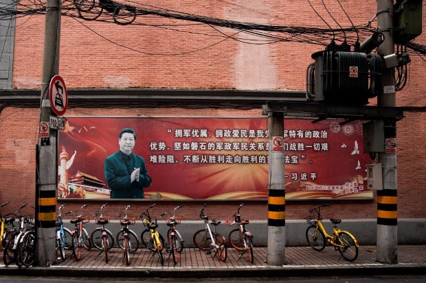 Cartaz traz mensagem do presidente chins, Xi Jinping, a favor do Partido Comunista em Xangai 