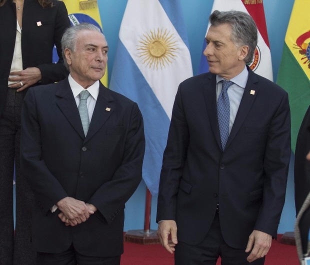 Os presidentes Michel Temer e Mauricio Macri se preparam para a foto oficial na cpula do Mercosul