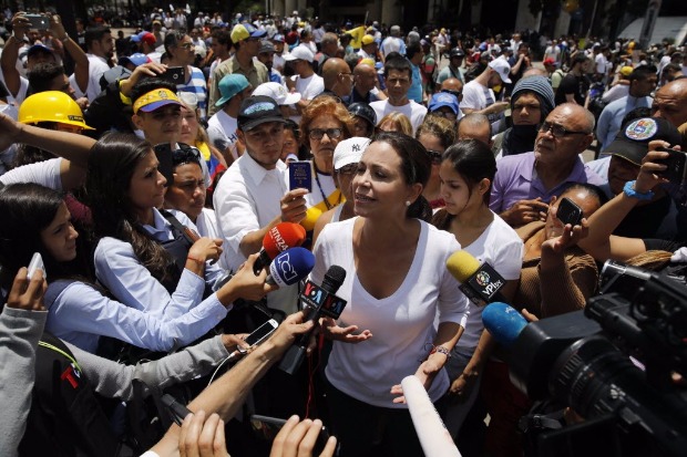 A ex-deputada Mara Corina Machado d entrevista no dia da eleio para a Assembleia Constituinte