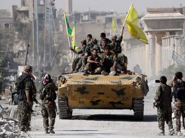 Combatente das Foras Democrticas da Sria comemoram tomada de Raqqa, ex-bastio do EI