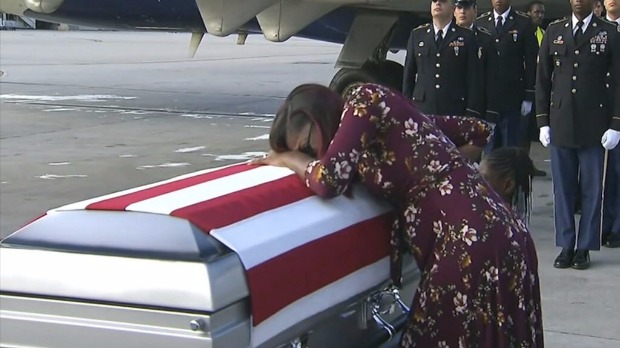 A mulher do sargento La David Johnson, Myeshia, chora abraada ao caixo do marido em Miami