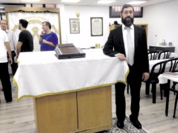 O rabino paulista Ivo Zilberman na sinagoga de brasileiros Kehilat Or Israel em Raanana, Israel