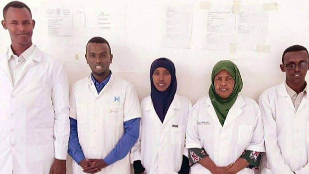 A somali Maryam Abduallahi, 25, aluna de medicina, com sua turma da faculdade