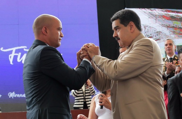 O ditador Nicols Maduro cumprimenta o ex-ministro Hector Rodrguez, novo governador de Miranda