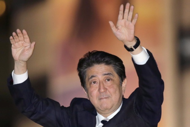 O primeiro-ministro do Japo, Shinzo Abe, acena a aliados no comcio de encerramento da campanha