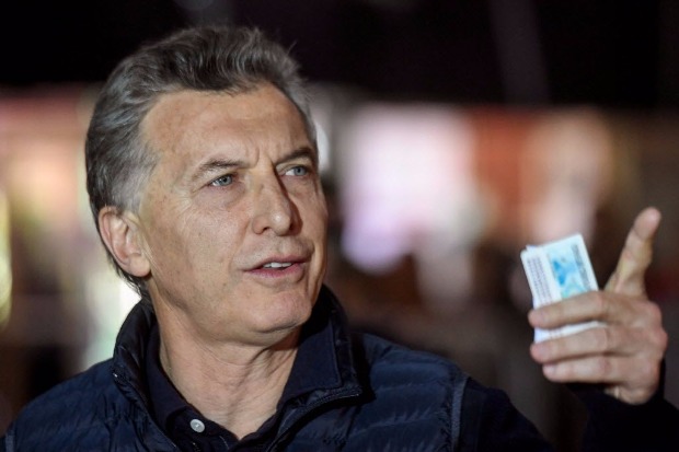 O presidente da Argentina, Mauricio Macri, deixa sua seo eleitoral aps votar em Buenos Aires