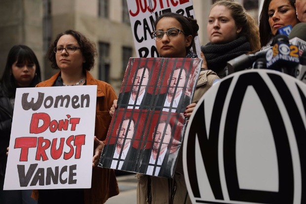 Mulheres pedem a priso do produtor de cinema Harvey Weinstein em protesto em Nova York
