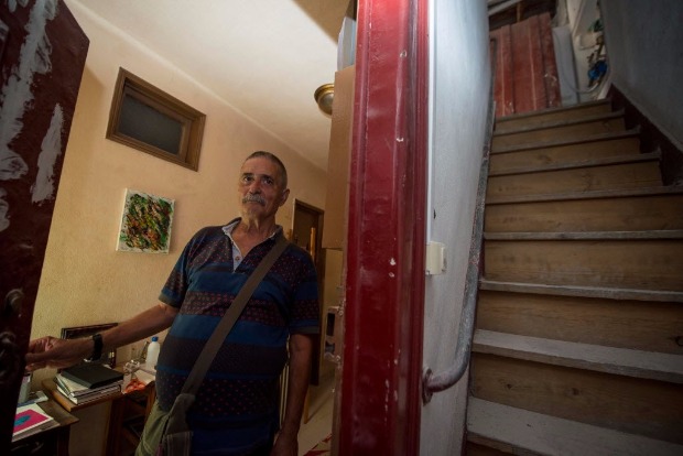 O mecnico aposentado Antonio Alves mostra a casa no bairro lisboeta de Alfama da qual foi despejado