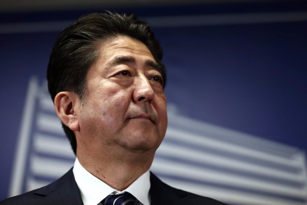 O primeiro-ministro do Japo, Shinzo Abe, d entrevista coletiva ps-eleio nesta segunda-feira (23)