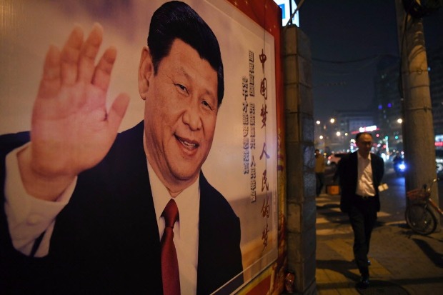 Pster de Xi Jinping em Pequim; assim como Mao Ts-Tung e Deng Xiaoping, lder muda Constituio