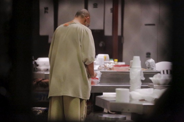 Detento prepara mesas do refeitrio da priso da base americana de Guantnamo, em Cuba