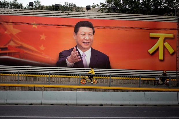 Cartaz com foto do lder chins, Xi Jinping, que ficar mais cinco anos no comando do pas, em Xangai