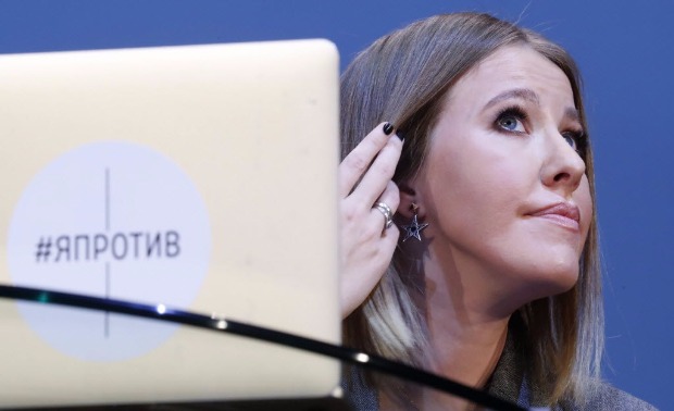 Celebridade da TV russa e filha de mentor de Putin, Ksenia Sobchak tentar concorrer  Presidncia