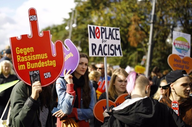 Ativistas protestam contra o partido de extrema direita Alternativa para a Alemanha (AfD) em Berlim