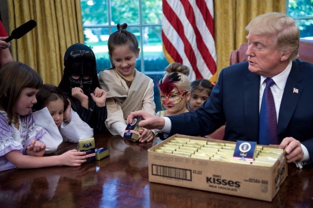 O presidente dos EUA, Donald Trump, entrega doces na festa de Dia das Bruxas da Casa Branca