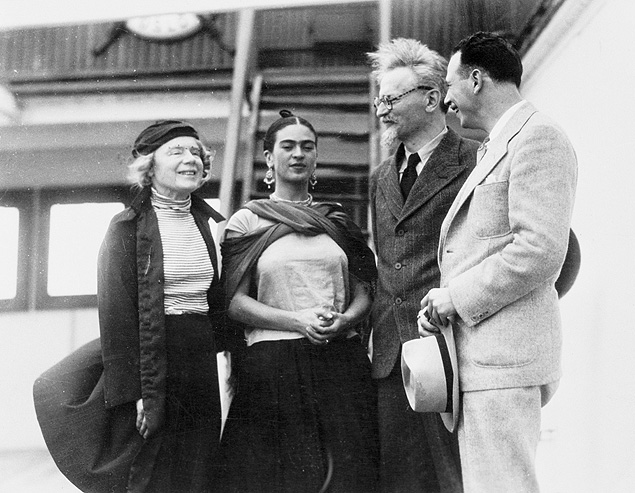 Trotski (de culos), com a mulher, Natalia Sedova, a pintora Frida Kahlo e o americano Max Shachtman