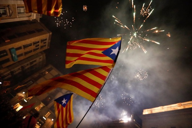 Manifestantes pr-independncia agitam bandeiras durante queima de fogos em Barcelona nesta sexta
