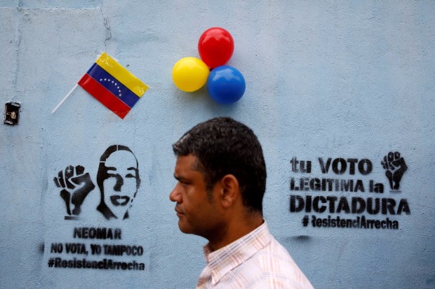 Grafites com mensagens para que os venezuelanos no votem em 15 de outubro, dia da eleio regional