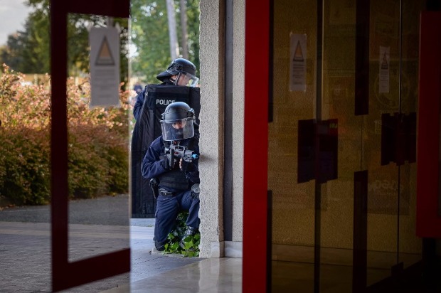 Policiais da tropa de choque fazem simulao de ataque terrorista em Joue-les-Tours, na Frana