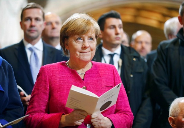 A chanceler alem, Angela Merkel, participa de culto do jubileu da Reforma Protestante em Wittenberg