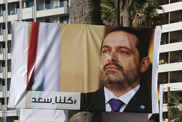 Um cartaz que retrata o primeiro-ministro do Lbano, Saad al-Hariri, que renunciou a sua postagem,  visto em Beirute, Lbano, 10 de novembro de 2017.