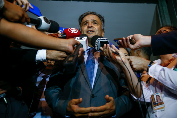 O senador Aécio Neves (MG), presidente afastado do PSDB, fala com a imprensa após destituir o senador Tasso Jereissati (CE) da presidência interina do partido 