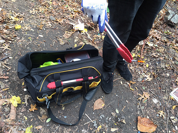 Voluntrio do Washington Heights Corner Project recolhe seringas descartadas no parque Highbridge, em NY
