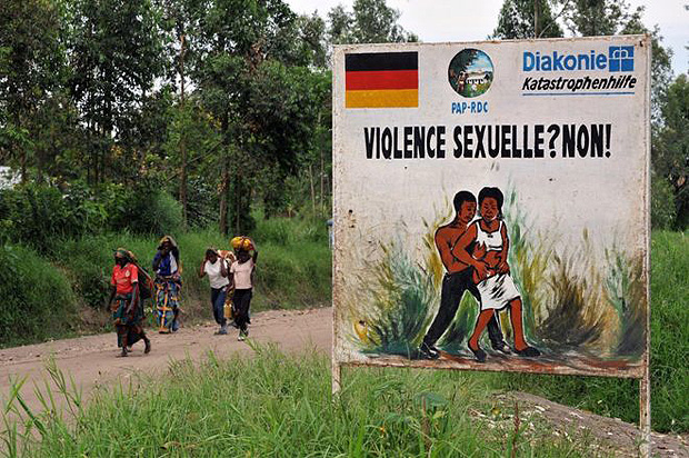  Um cartaz, de 2008, adverte os congoleses sobre violncia sexual contra mulheres 