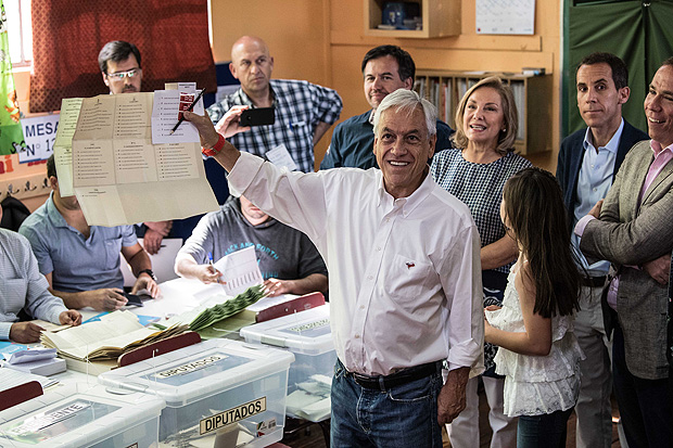 (171119) -- SANTIAGO, Nov. 19, 2017 (Xinhua) -- Chile's opposition presidential candidate and former president, Sebastian Pinera, casts his ballot at a polling station during the presidential election in Santiago, Chile, Nov. 19, 2017. (Xinhua/Jorge Villegas) (zw)