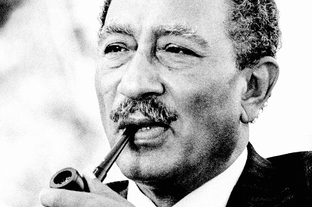O presidente do Egito, Anuar Sadat: Late Egyptian President Anwar Sadat, deep in contemplation, smokes his pipe. In what was probably the biggest gamble of his career, Sadat flew to Israel on November 19, 1977 to tell its leaders he wanted peace. Picture taken Nov 1977. [B/W only] an/Ho REUTERS*** NO UTILIZAR SEM ANTES CHECAR CRDITO E LEGENDA***