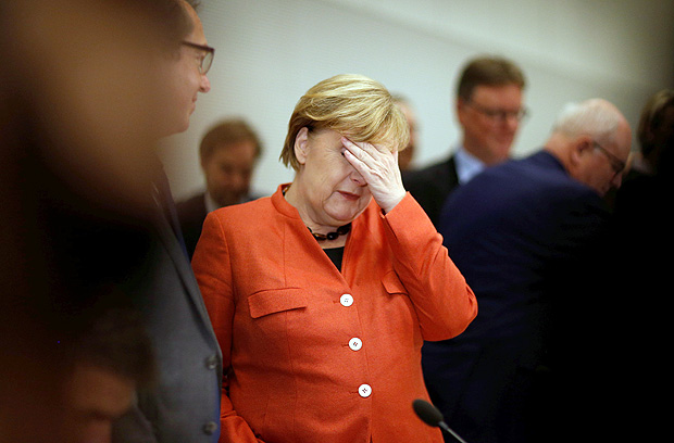 German Chancellor Angela Merkel attends a meeting of the CDU/CSU parliamentary group at the Bundestag in Berlin, Germany, November 20, 2017. REUTERS/Axel Schmidt ORG XMIT: PKPCDU01