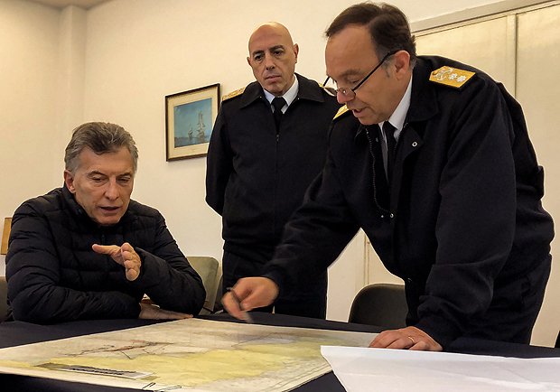 O presidente da Argentina, Mauricio Macri, conversa com oficiais da Marinha na base de Mar del Plata