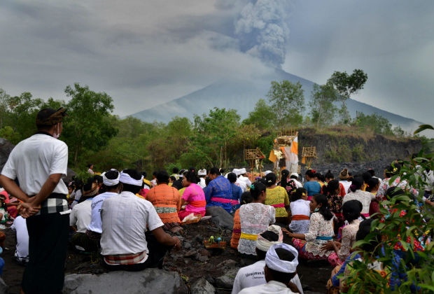 Vulco em Bali cancela voos e faz populao local deixar casas 