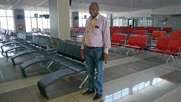 Diretor do Aeroporto de Nacala, Jeronimo Tambajane administra uma moderna estrutura de aviação, mas faltam voos e passageiros