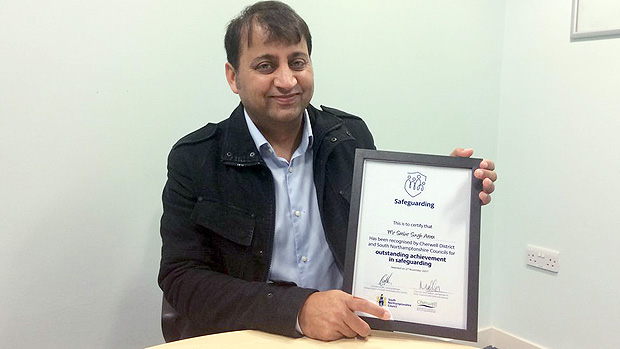 Satbir Arora recebeu certificado por 'feito excepcional' em defesa da comunidade
