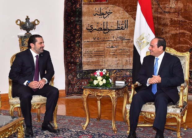 O lder egpcio, Abdel Fattah al-Sisi ( dir.), recebe o premi libans, Saad Hariri, em meio a crise no pas