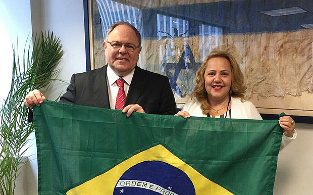 Pastora Jane Silva, da Comunidade Brasil-Israel, com o diplomata israelense Dani Dayan, que foi recusado por Dilma Rousseff como embaixador no Brasil