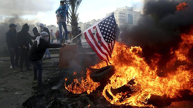 Deciso americana gerou onda de protestos em cidades palestinas, como Ramallah (acima) | Foto: EPA 