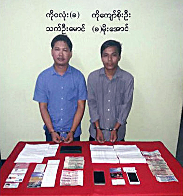 O jornalistas Wa Lone (esq) e Kyaw Soe Oo, aps sua priso, em foto divulgada pelo Ministrio da Informao de Mianmar