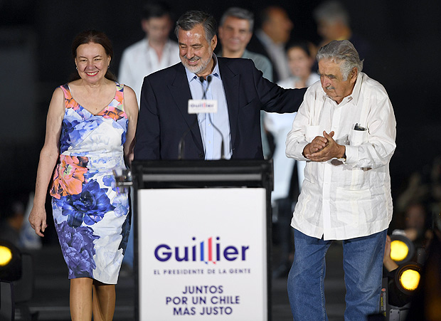 Alejandro Guillier discursa em Santiago ao lado da mulher, Cristina, e do ex-presidente Jos Mujica
