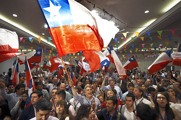 Apoiadores de Sebastin Piera comemoram a vitria dele nas eleies presidenciais no Chile