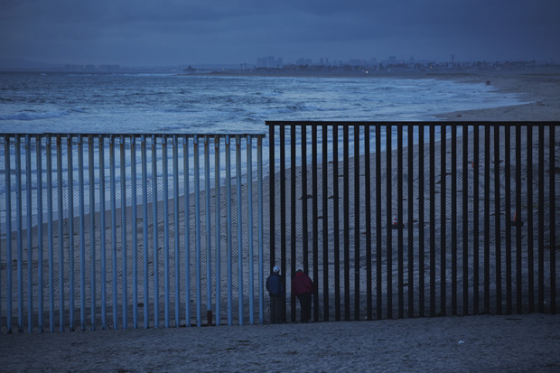 Tijuana, Mexico. 13/04/2017. ESPECIAL MUROS. Mexicanos observam muro que marca a fronteira entre Tijuana, Mexico e San Diego, EUA ( ao fundo ). ( Foto: Lalo de Almeida / Folhapress ) Mundo ***Exclusivo Folha***