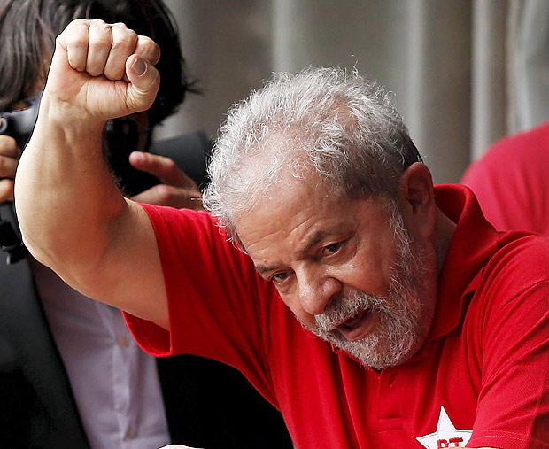 Ex-presidente Luiz Incio Lula da Silva acena para multido de sua casa em So Bernardo do Campo